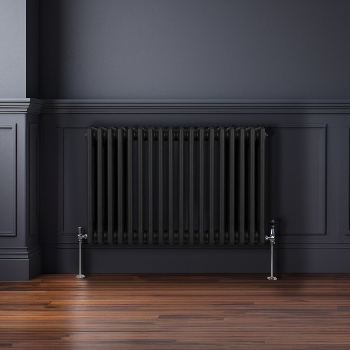 Radiateur traditionnel à 3 colonnes noir, finition lisse, installé contre un mur sombre, avec sol en bois chaleureux et élégant