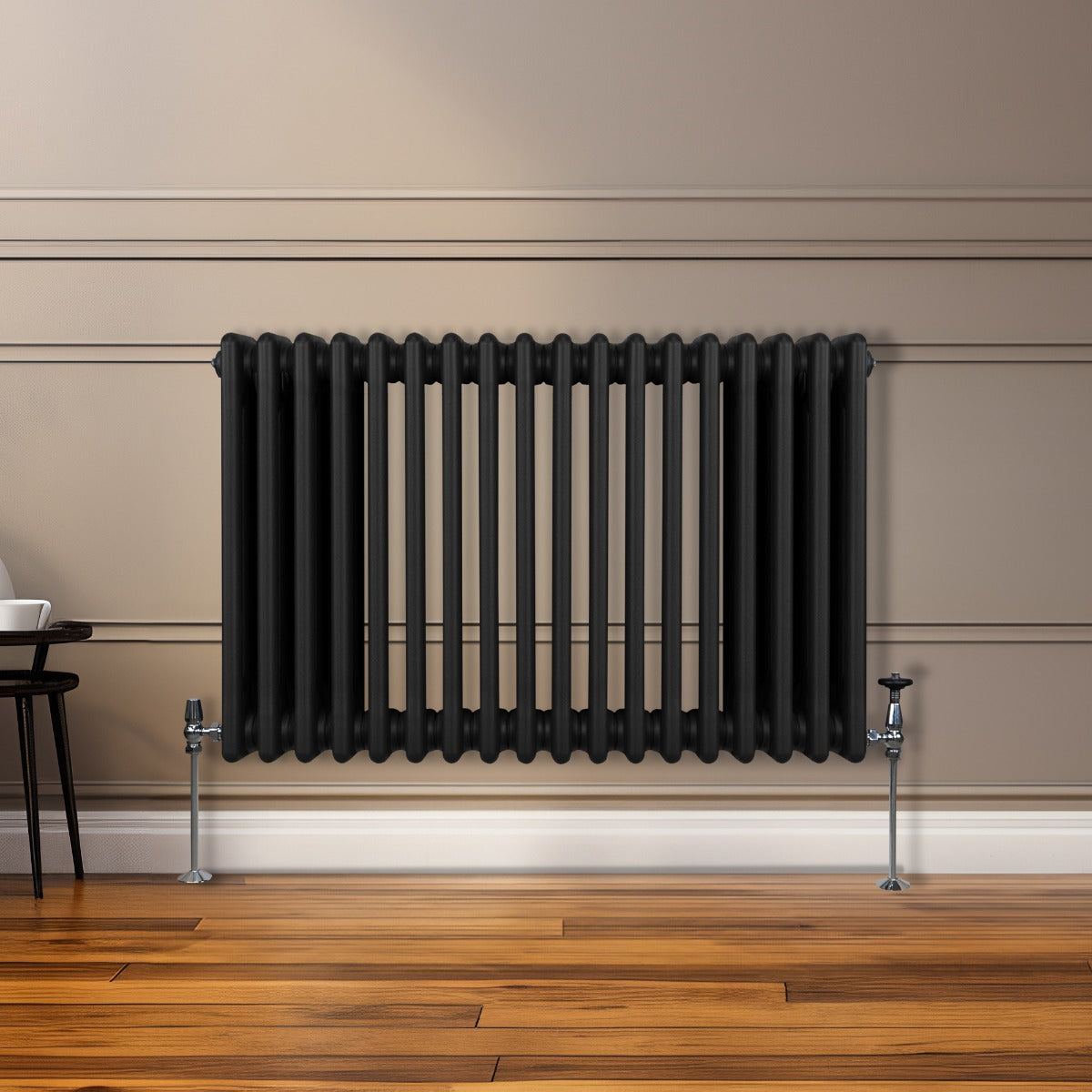 Radiateur traditionnel noir à 3 colonnes, 600 x 832 mm, installé sur un mur beige avec un sol en bois, design élégant et moderne