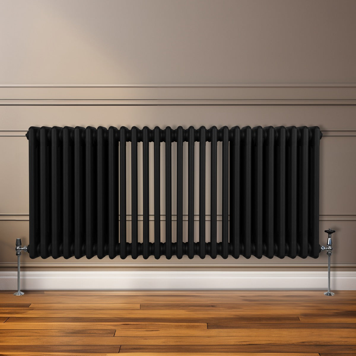 Radiateur traditionnel noir à 3 colonnes, 600 x 1192 mm, avec finition lisse et pieds en métal, installé contre un mur clair en bois