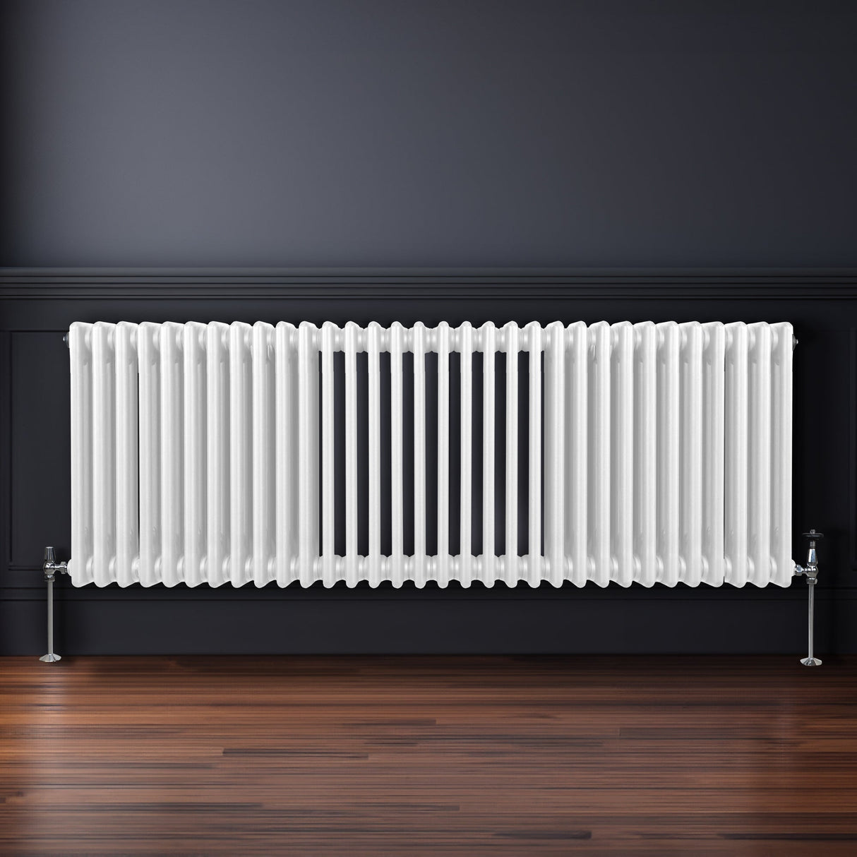 Radiateur traditionnel à 3 colonnes, blanc, 600 x 1462 mm, avec une finition lisse et brillante, installé contre un mur sombre en bois