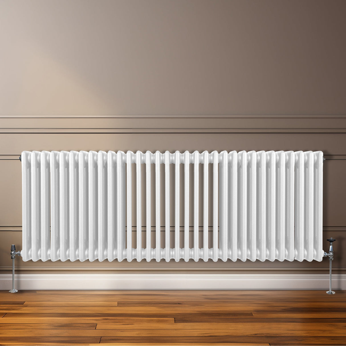 Radiateur traditionnel à trois colonnes, blanc, 600 x 1462 mm, avec une finition lisse et des supports en métal, posé sur un sol en bois chaleureux