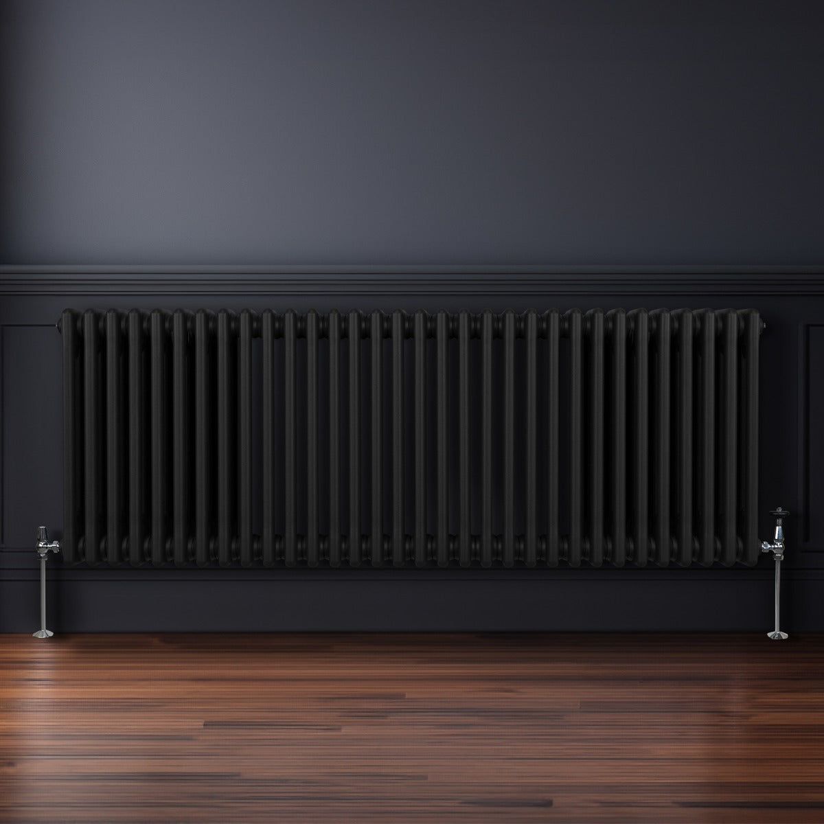 Radiateur traditionnel noir à 3 colonnes, 600 x 1462 mm, avec finition lisse et supports en métal, posé sur un sol en bois foncé
