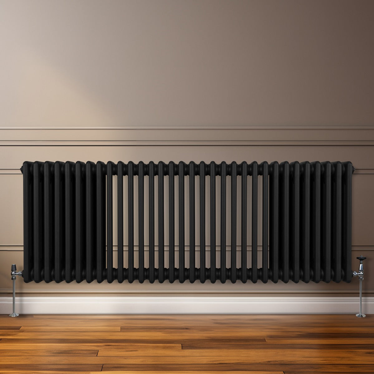 Radiateur traditionnel noir à 3 colonnes, 600 x 1462 mm, installé contre un mur beige, avec un sol en bois chaleureux