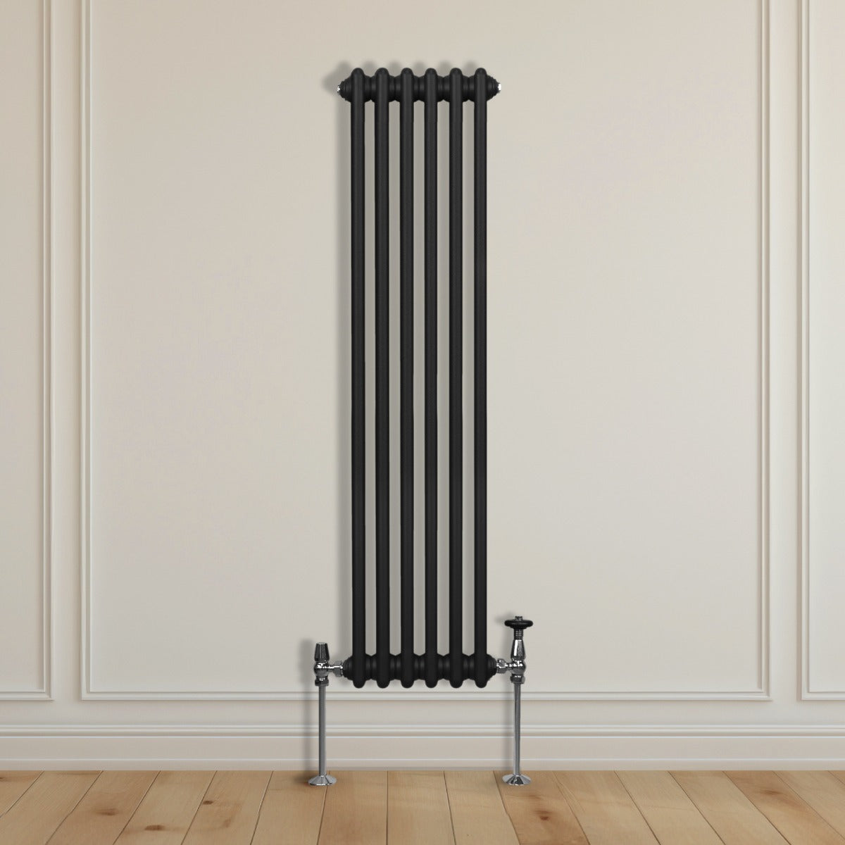 Radiateur traditionnel noir à 3 colonnes, 1500 x 292 mm, installé contre un mur avec un sol en bois clair et des détails élégants