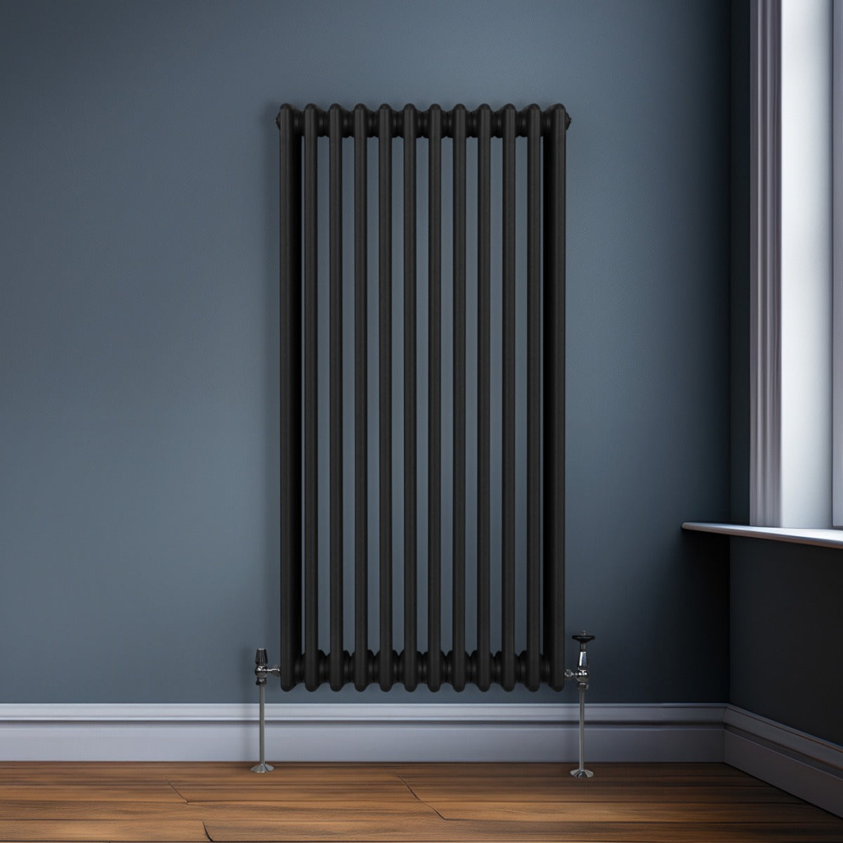 Radiateur traditionnel noir à 3 colonnes, 1500 x 562 mm, avec finition lisse et supports en métal, installé dans un coin de pièce moderne