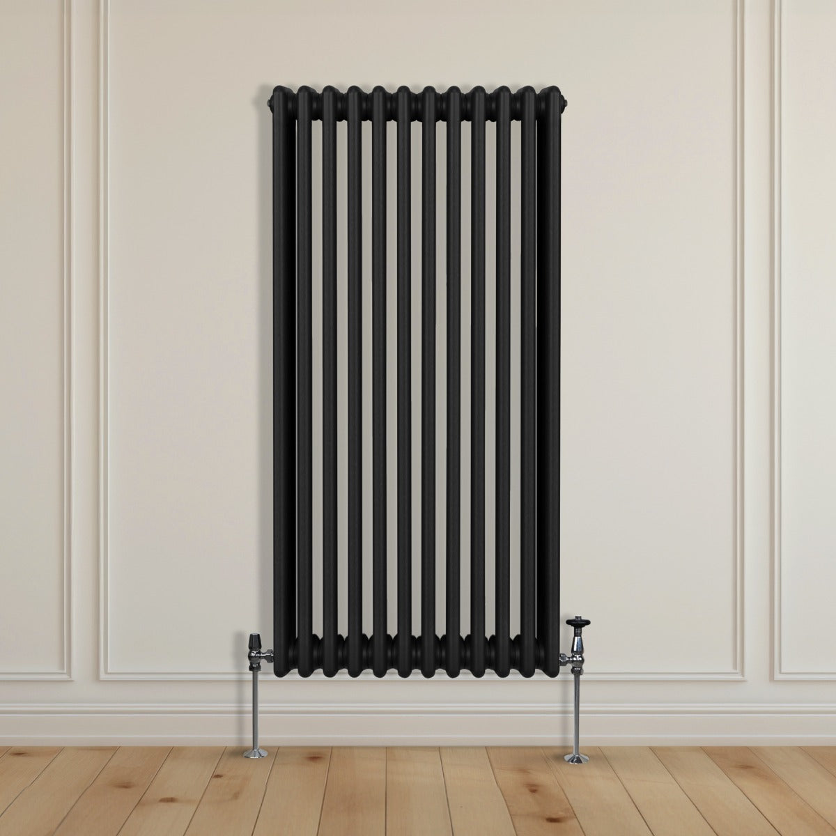 Radiateur traditionnel noir à 3 colonnes, 1500 x 562 mm, avec des tuyaux en métal et un design élégant sur un fond clair en bois