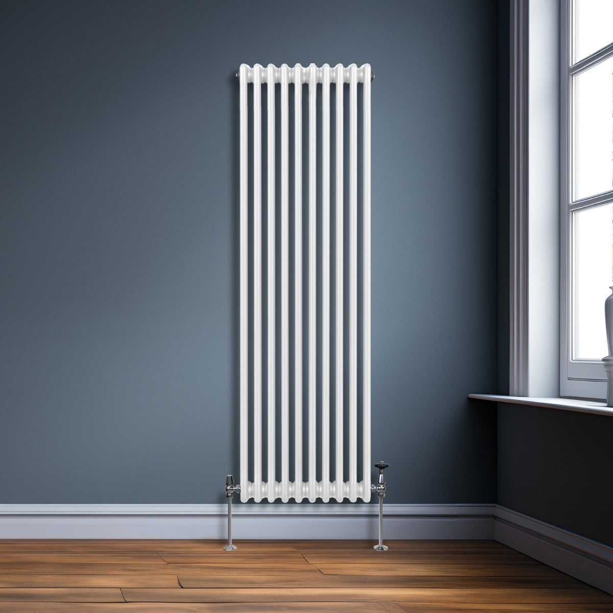 Radiateur traditionnel à 3 colonnes blanc, 1800 x 472 mm, installé sur un mur bleu, avec un sol en bois clair et une fenêtre lumineuse