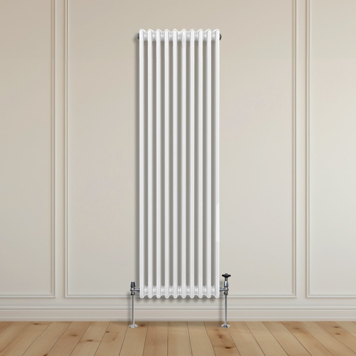 Radiateur traditionnel à 3 colonnes blanc, 1800 x 472 mm, avec des pieds en métal et un design vertical élégant sur un mur clair