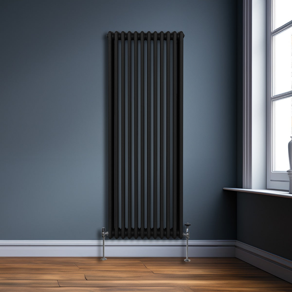 Radiateur traditionnel noir à 3 colonnes, 1800 x 562 mm, avec un design élégant et une finition lisse sur un mur bleu