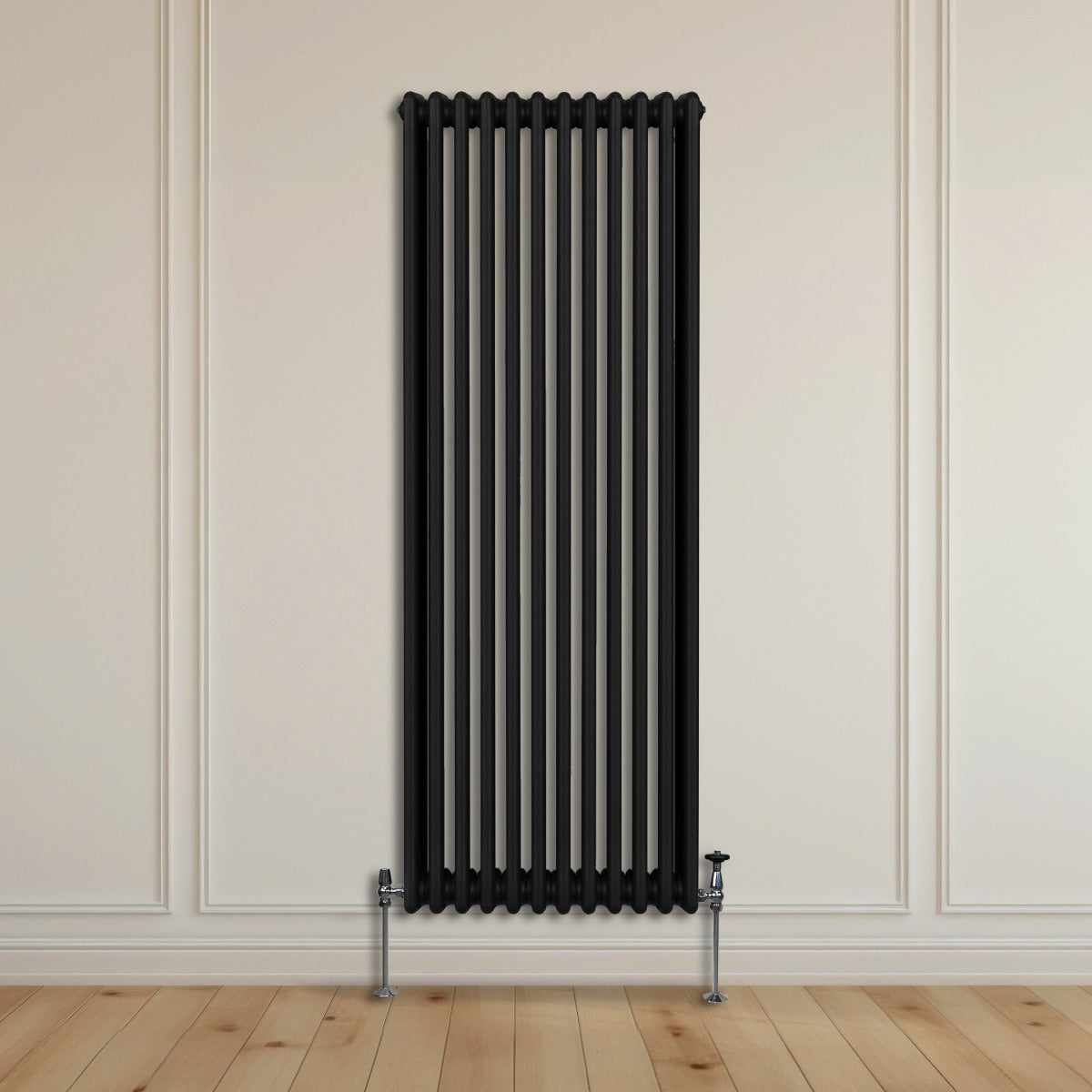 Radiateur traditionnel noir à 3 colonnes, 1800 x 562 mm, installé sur un mur beige avec un sol en bois clair, design élégant et moderne