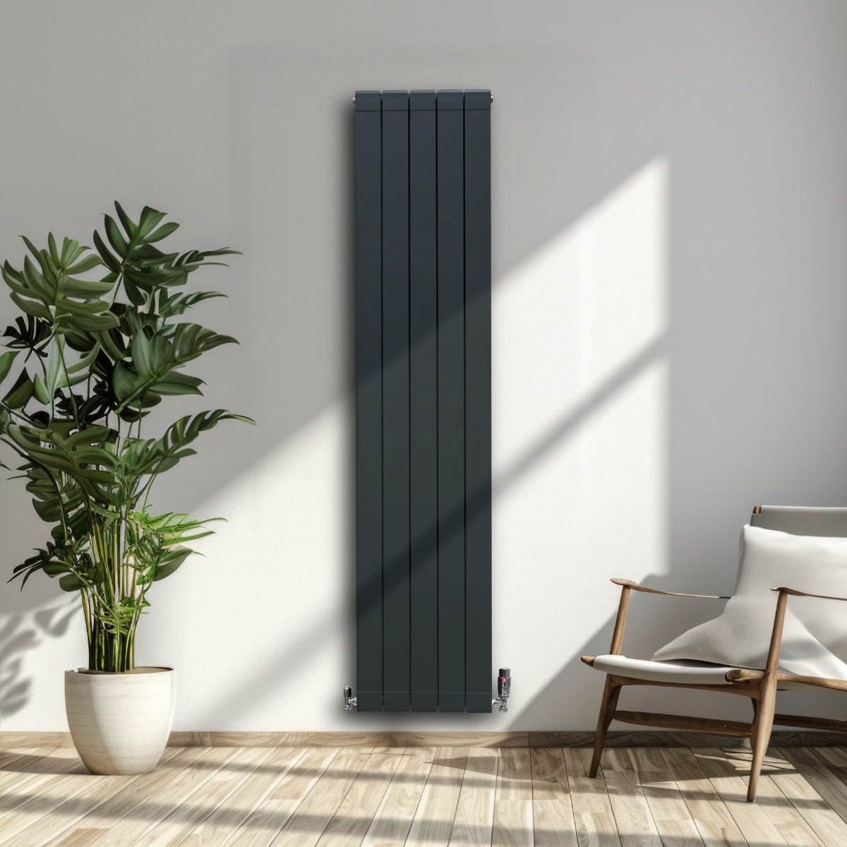 Radiateur en aluminium vertical gris foncé, élégant, avec des lattes verticales, installé dans un intérieur moderne lumineux avec des plantes