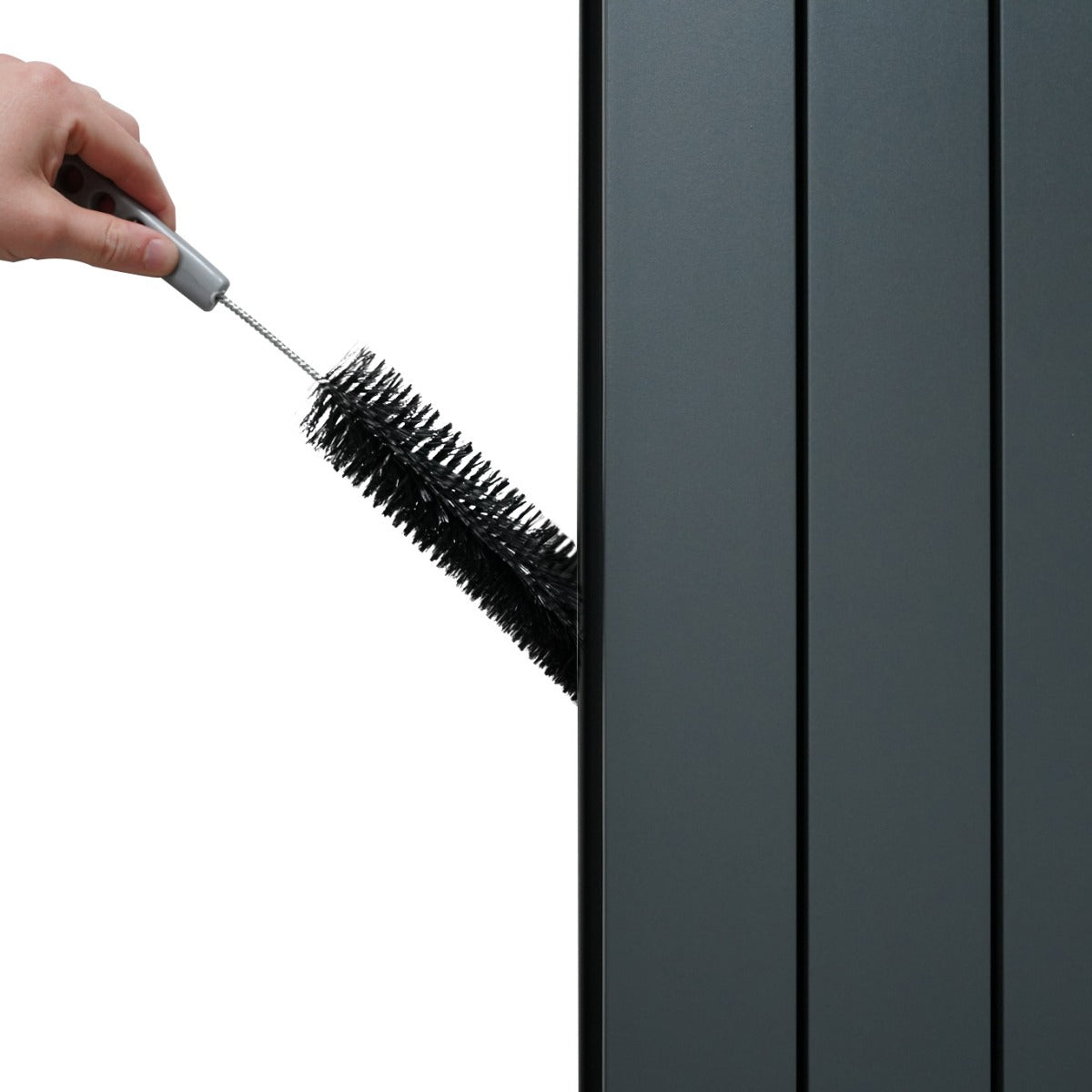 Radiateur en aluminium gris de 1800 x 395 mm, avec une brosse de nettoyage noire pour entretenir les fentes et la surface lisse