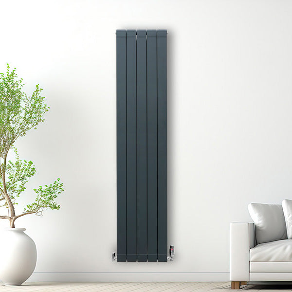 Radiateur en aluminium gris foncé, vertical, avec des lattes lisses et modernes, installé sur un mur blanc, décoré d'une plante verte