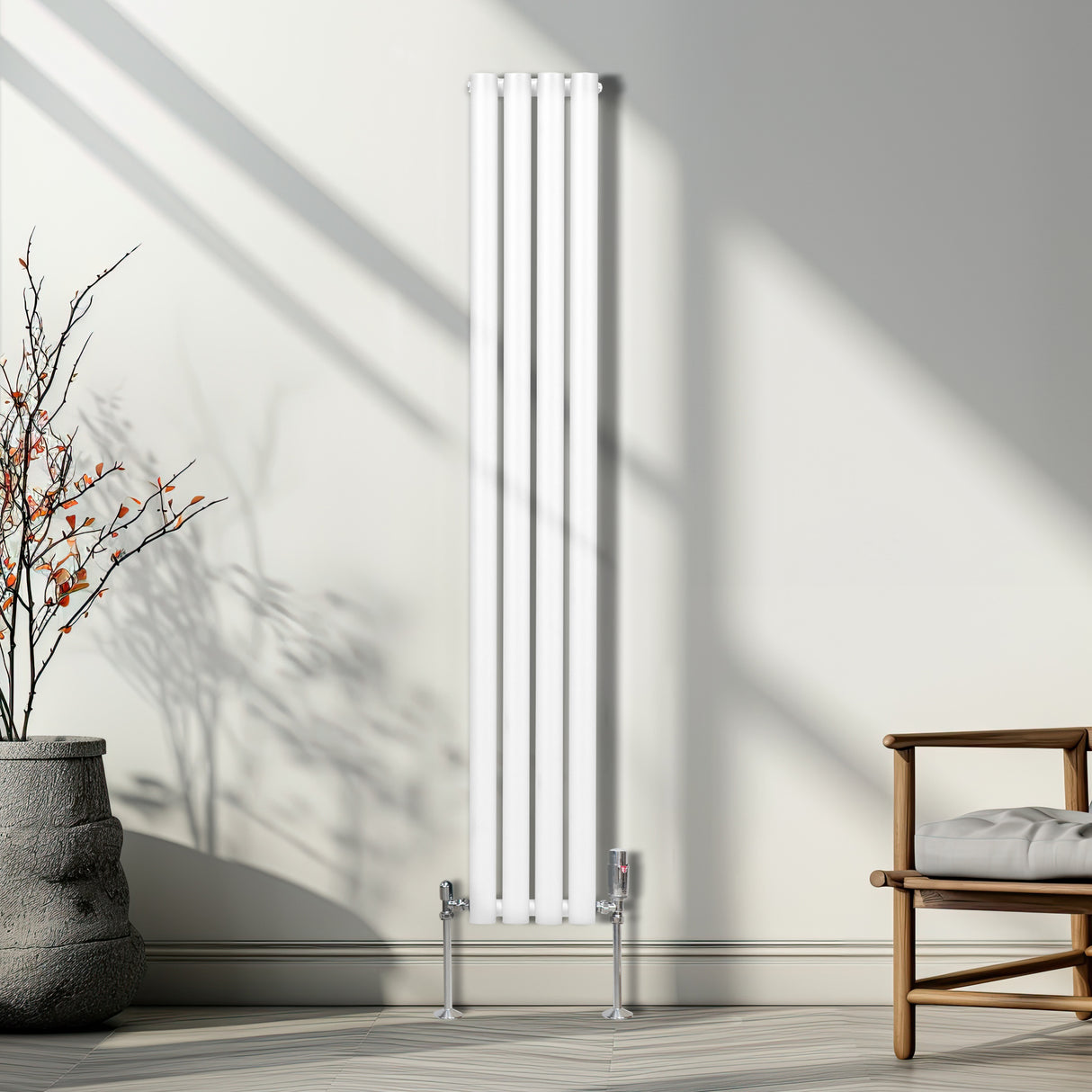 Vannes de radiateur thermostatiques en laiton chromé, brillantes et élégantes, installées sur un radiateur blanc moderne dans un intérieur lumineux
