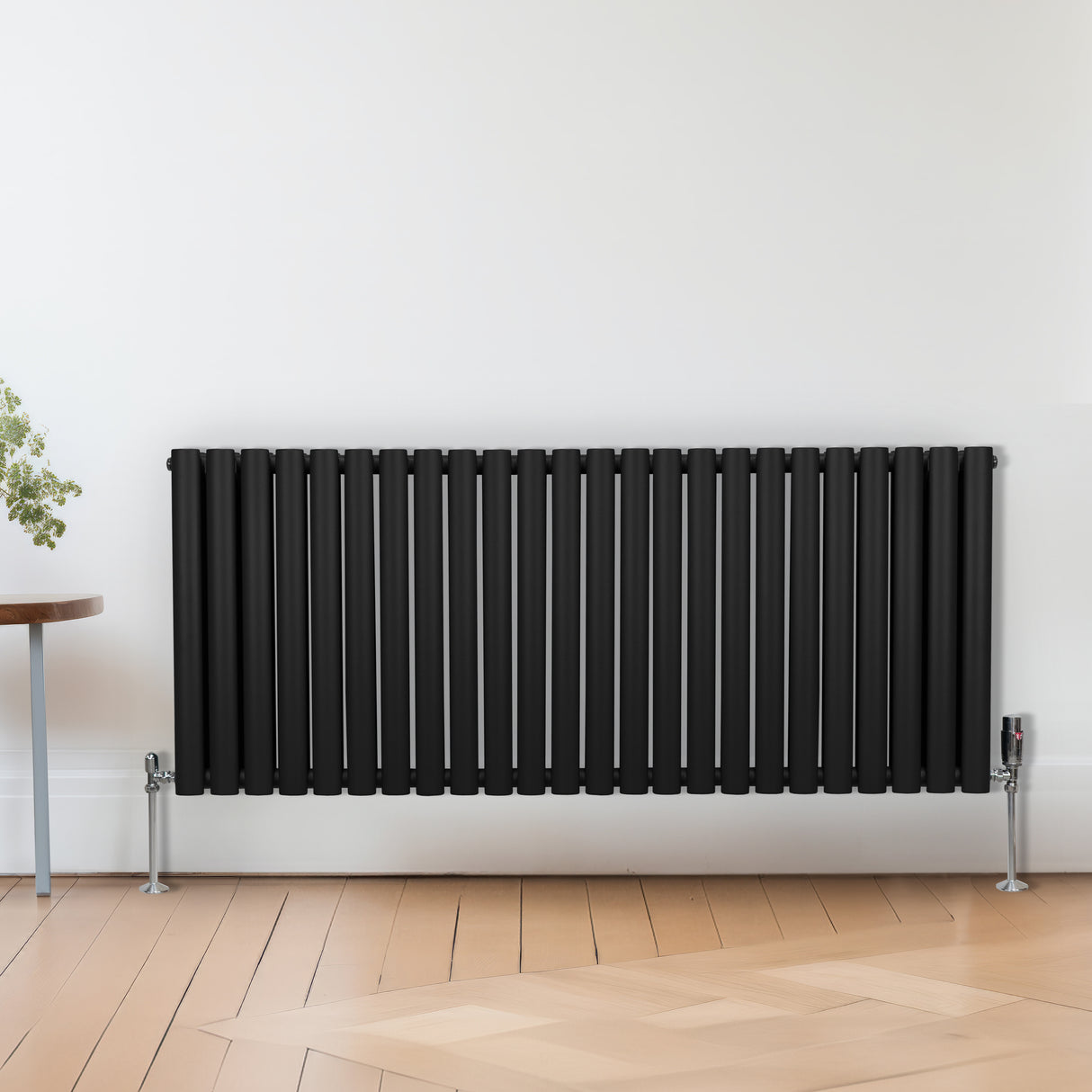 Vannes de radiateur thermostatiques en laiton chromé, finition brillante, design moderne, adaptées à des radiateurs noirs élégants
