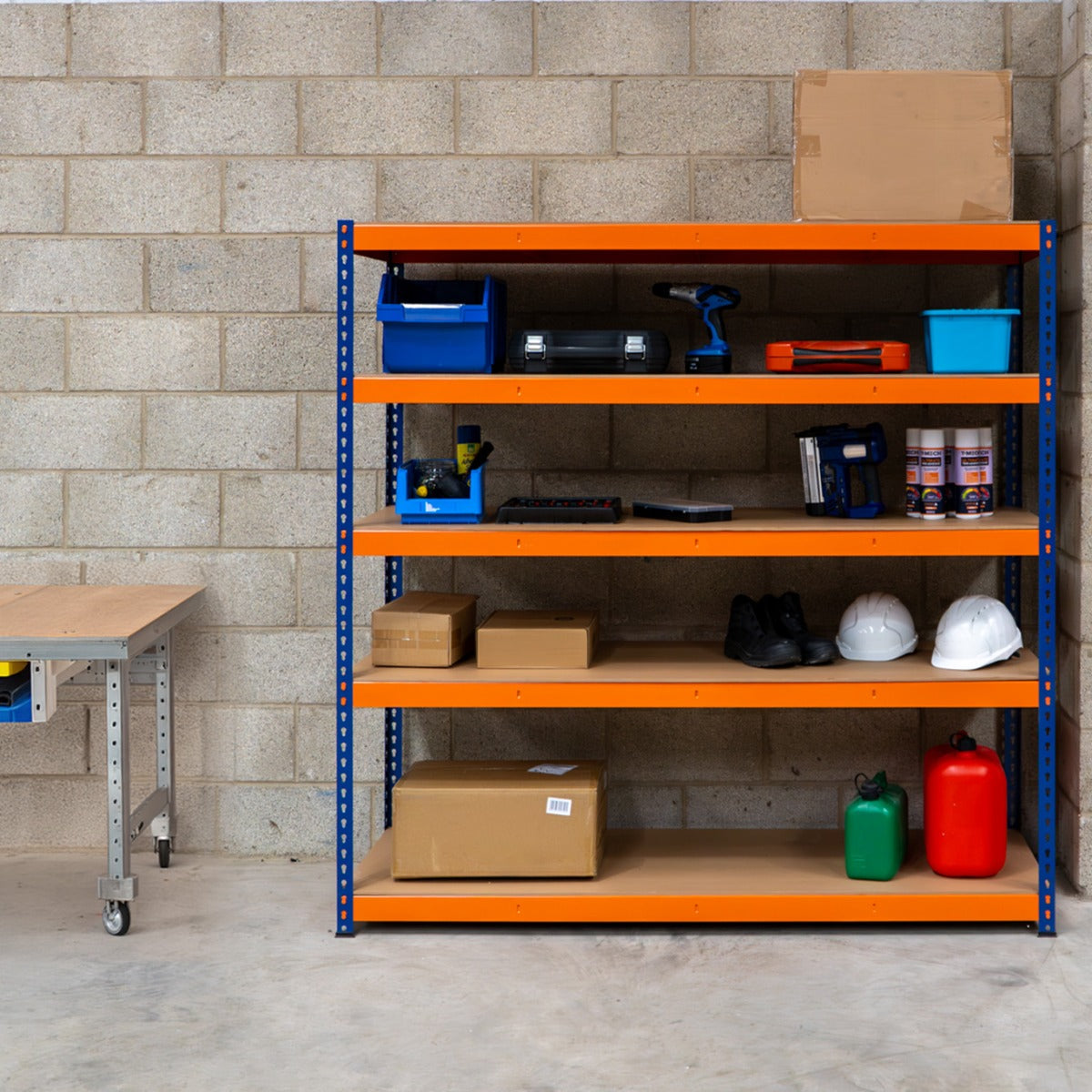 Rayonnage S-Rax à 5 étagères en acier orange et bleu, avec des outils, des boîtes et des équipements de rangement sur chaque niveau
