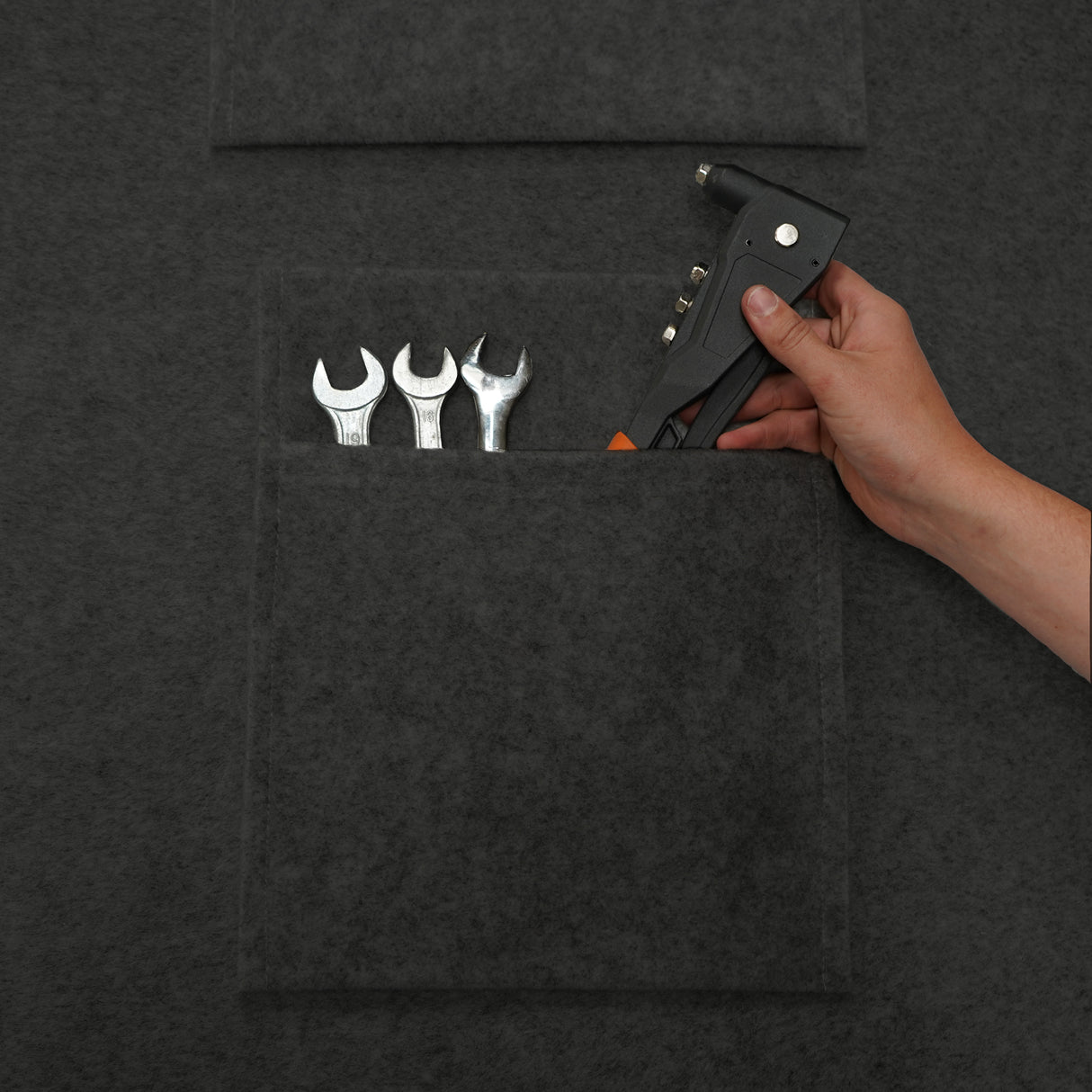 Doublure intérieure grise anthracite pour van avec poches de rangement, texture douce et outils visibles, offrant praticité et organisation