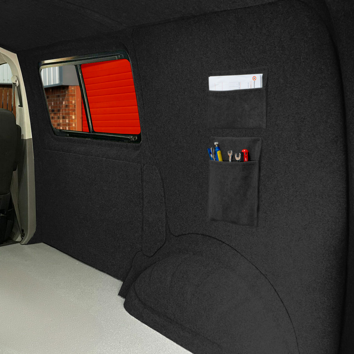Doublure intérieure grise anthracite pour van, avec poches de rangement et texture douce, offrant une finition élégante et pratique