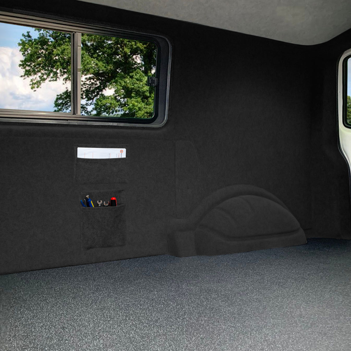 Doublure intérieure gris anthracite pour van, avec poches de rangement intégrées et texture douce, offrant une finition élégante et pratique