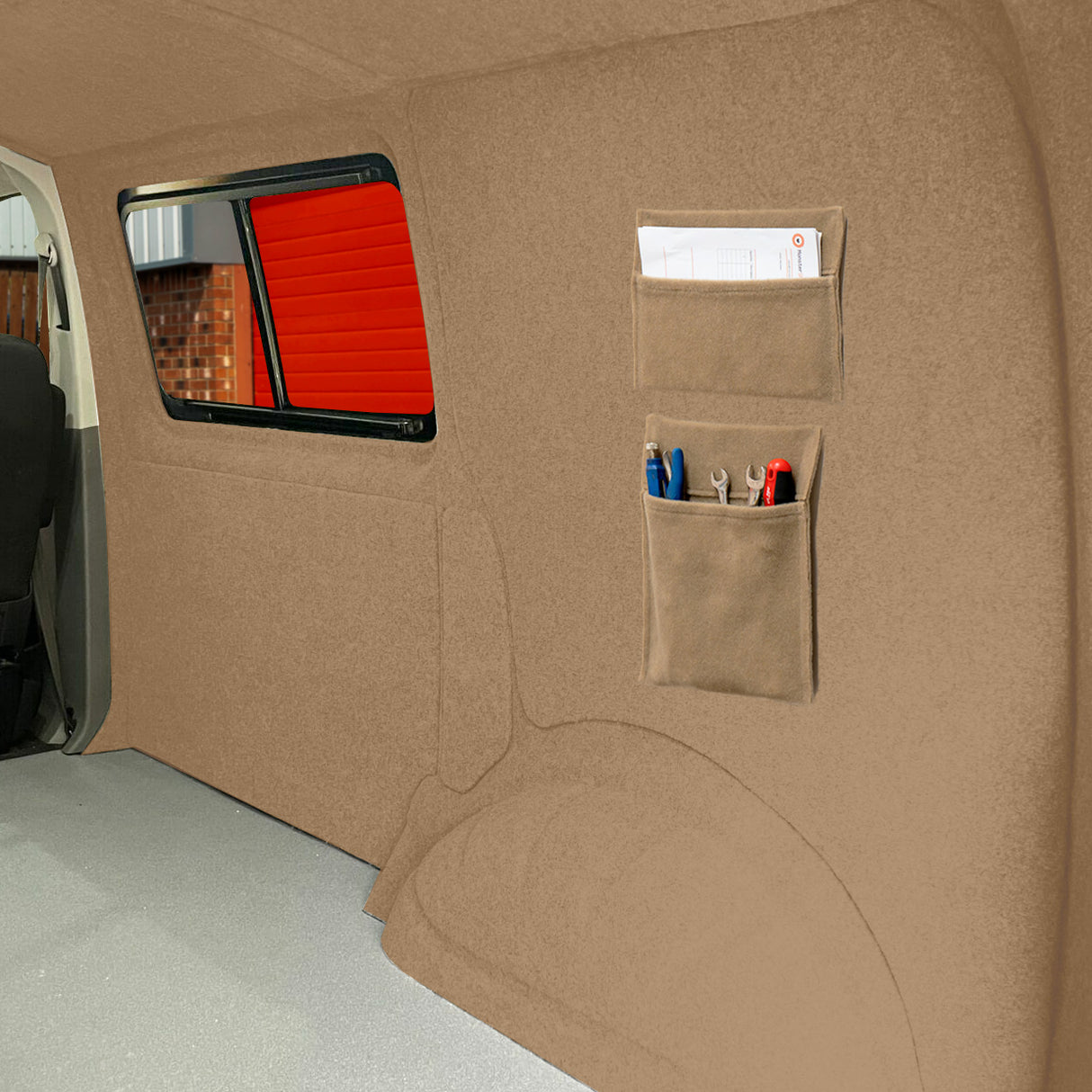 Doublure intérieure beige pour van avec poches de rangement, texture douce et finition soignée, idéale pour l'organisation