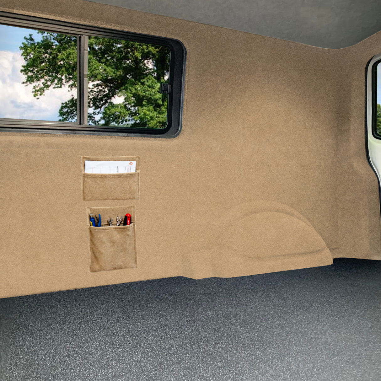 Doublure intérieure beige pour van avec poches de rangement, texture douce et finition soignée, idéale pour l'organisation intérieure