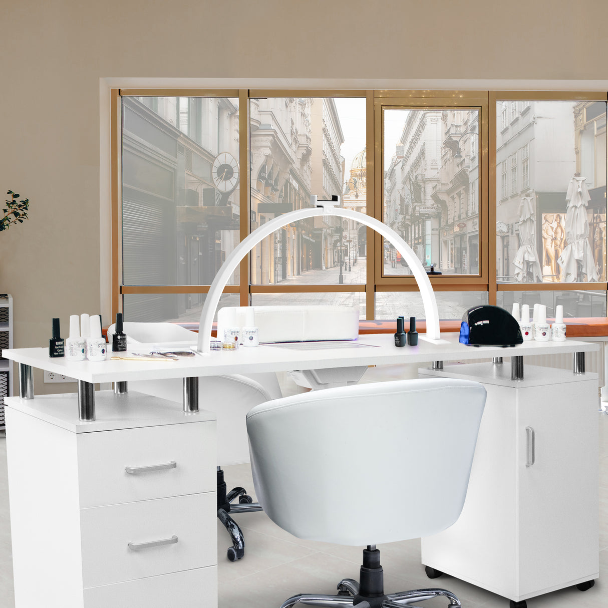 Table de manucure professionnelle blanche avec lampe LED demi-lune, chaises ergonomiques et produits de beauté sur un fond lumineux et moderne