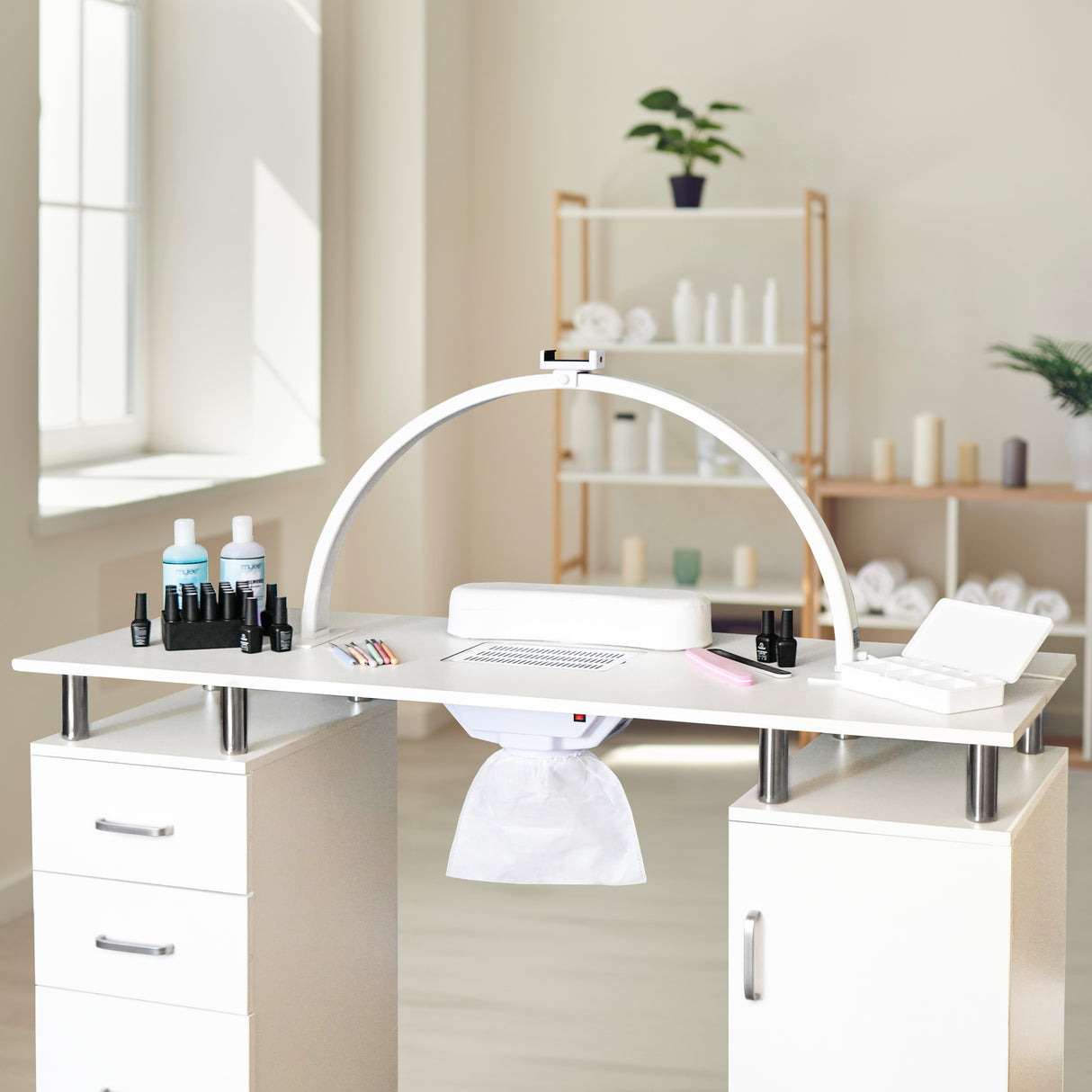 Table de manucure professionnelle blanche avec lampe LED demi-lune, produits de beauté et accessoires soigneusement disposés sur le plateau