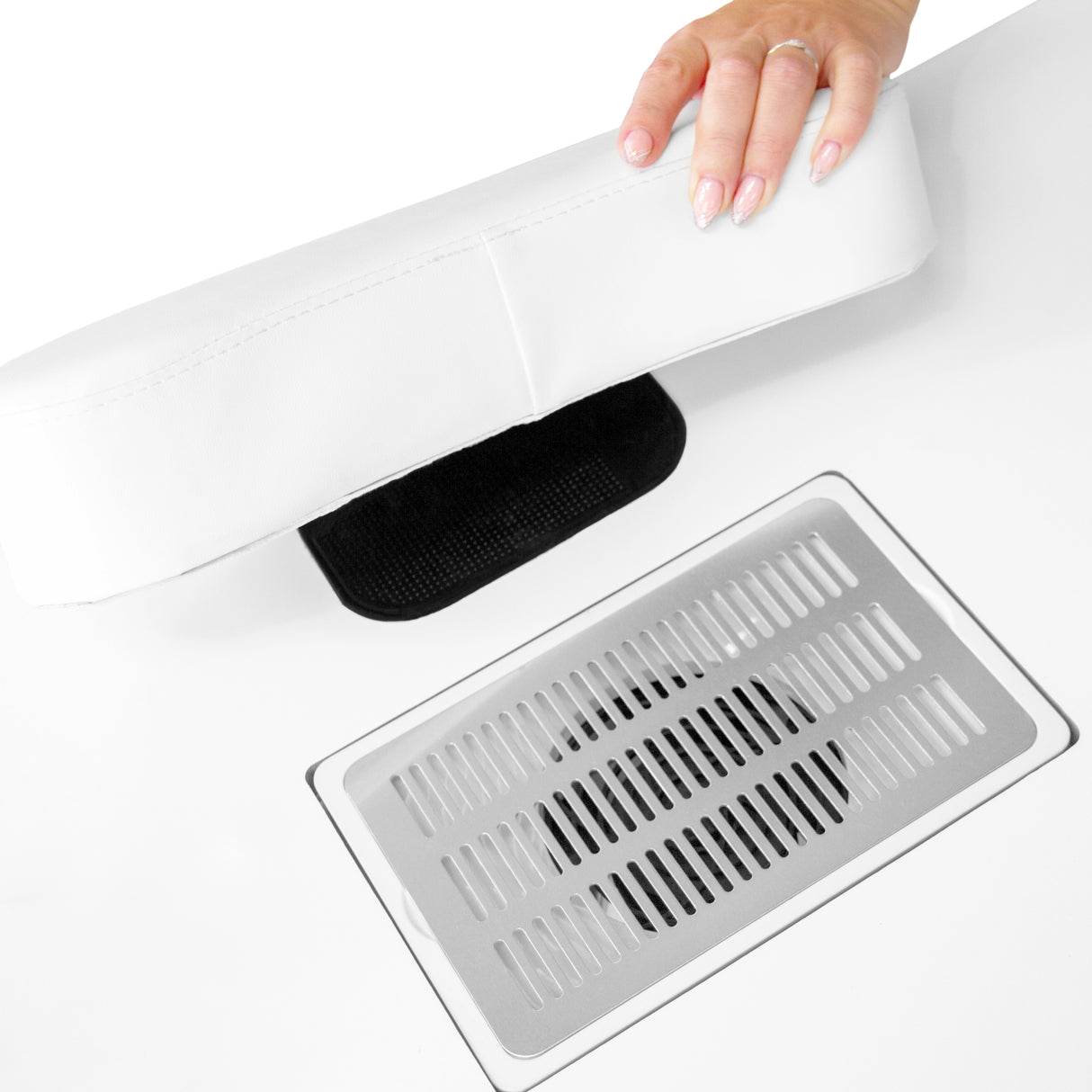 Table de manucure professionnelle avec surface blanche, repose-bras rembourré et grille d'aération en métal, idéale pour les soins des ongles