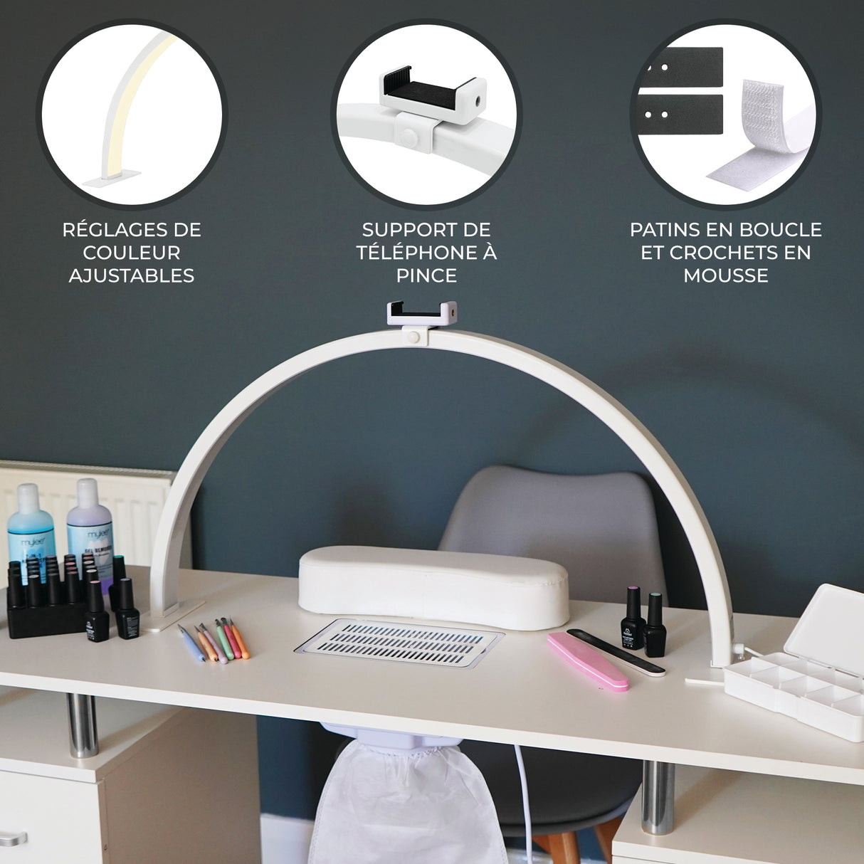 Lampe de manucure LED demi-lune blanche avec réglages de couleur, support de téléphone à pince et patins en mousse sur un bureau moderne