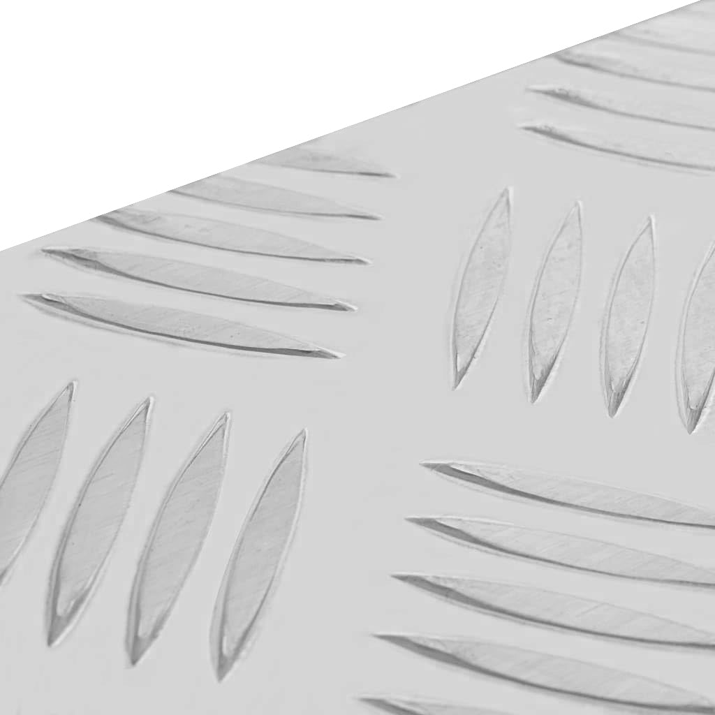 Caisse à outils en aluminium argenté, texture striée, robuste et légère, idéale pour le rangement d'outils et d'équipements