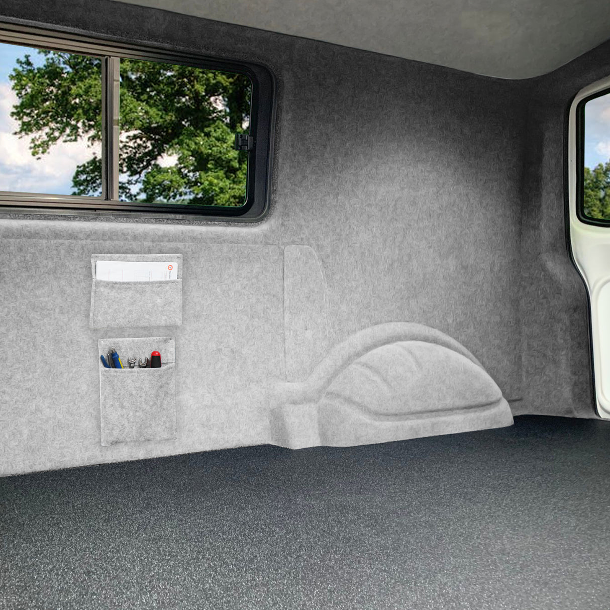 Poches de rangement gris argenté en tissu doux, intégrées dans un espace intérieur, offrant une solution pratique et esthétique