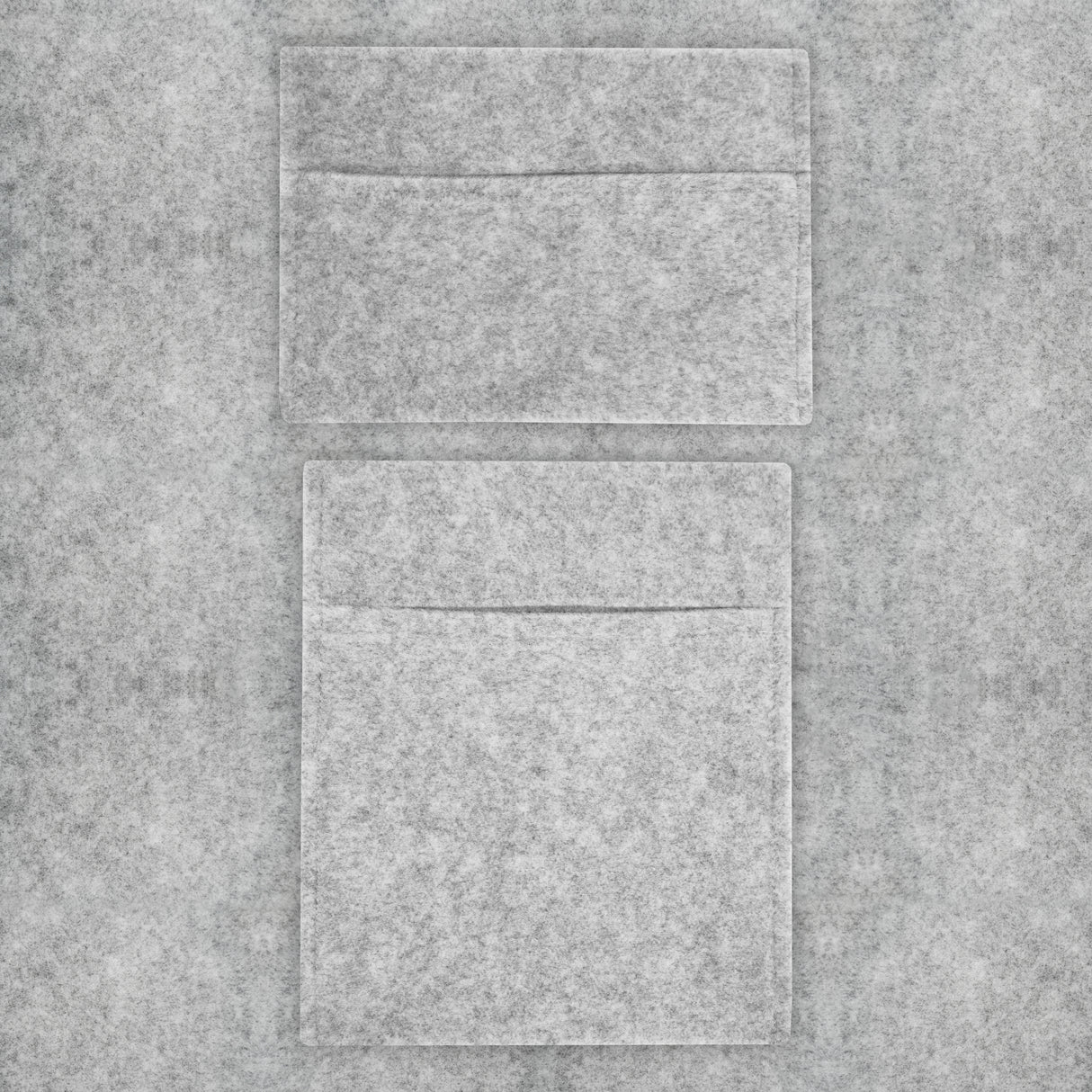 Poches de rangement en feutre gris argenté, avec une texture douce et un design minimaliste, idéales pour l'organisation intérieure