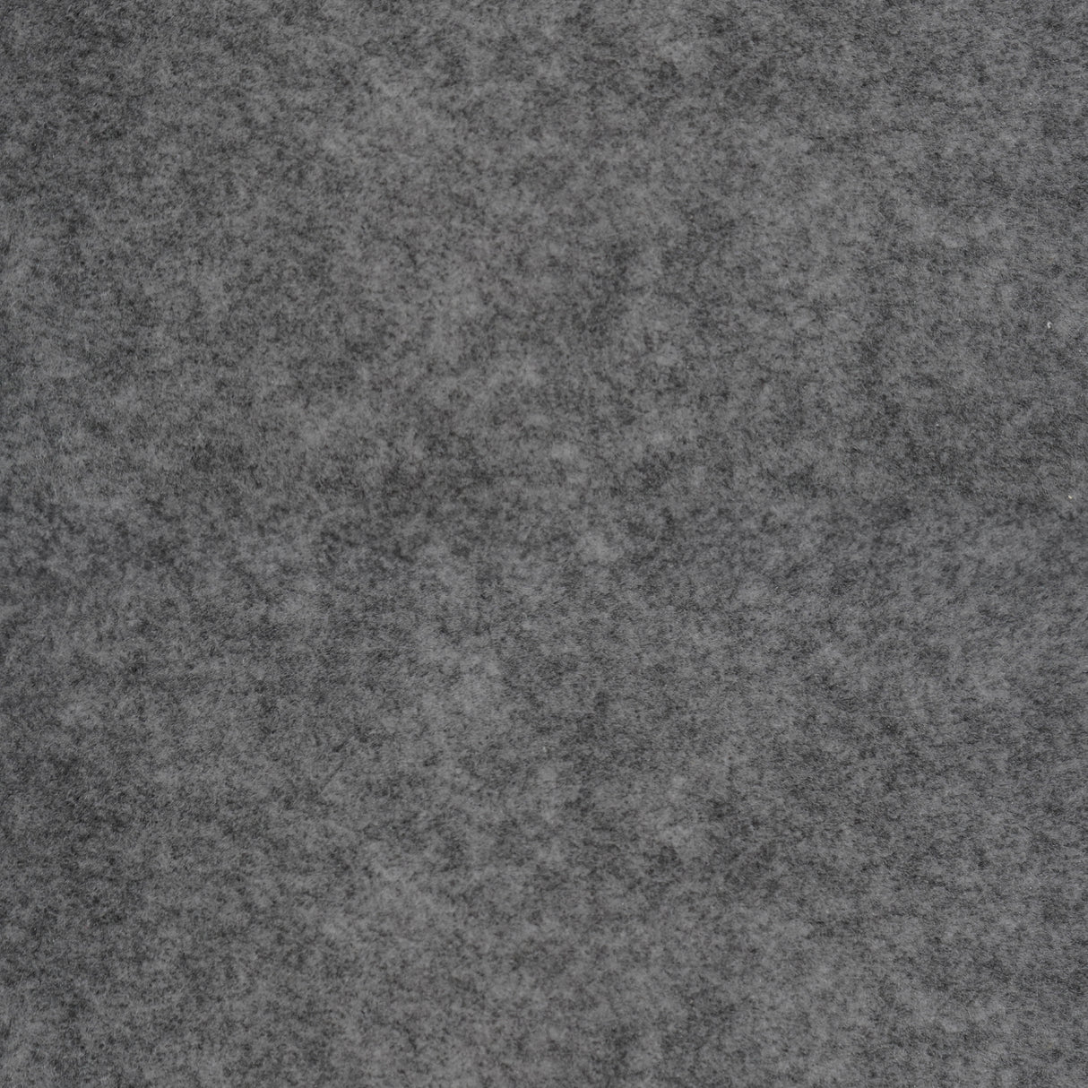 Poches de rangement en tissu gris clair, texture douce et feutrée, idéales pour organiser divers objets à la maison
