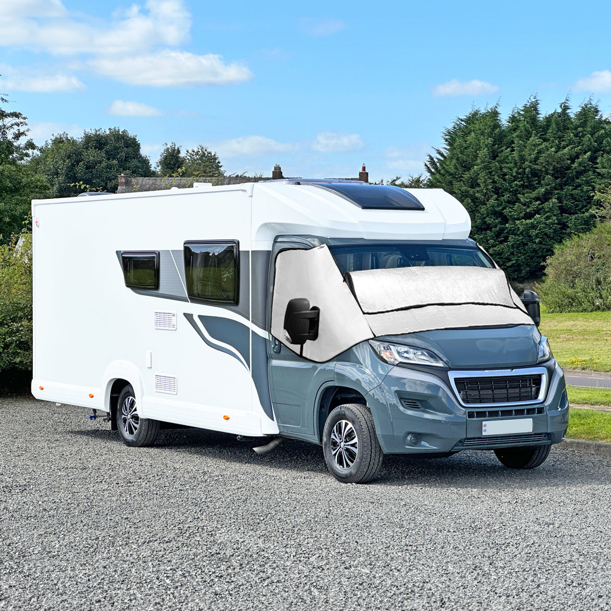 Couverture pare-soleil grise pour camping-car, offrant une protection contre le soleil, avec un design moderne et une texture résistante