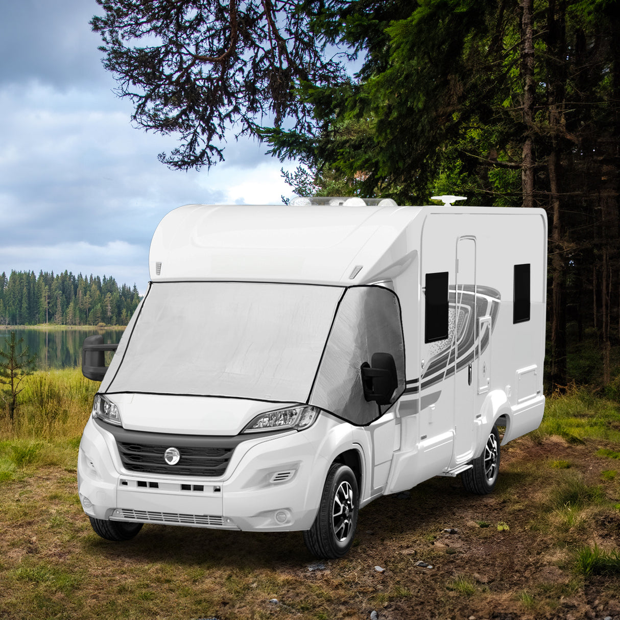 Couverture pare-soleil grise pour camping-car, offrant protection contre le soleil, avec un design élégant et moderne en pleine nature