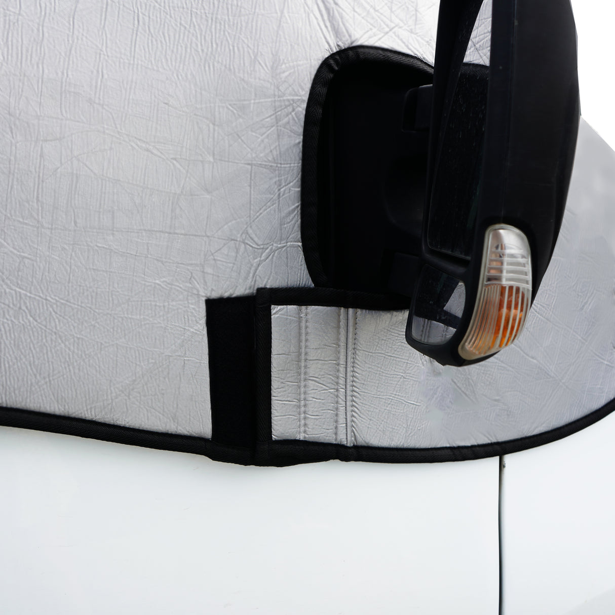 Couverture pare-soleil argentée pour camping-car, texture plissée, s'adapte autour du rétroviseur avec des attaches noires robustes