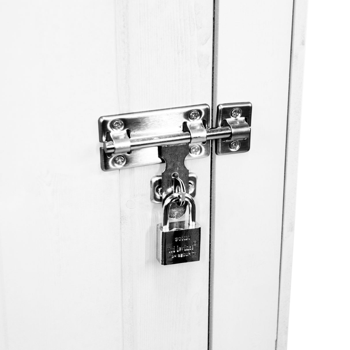 Fermeture en métal brillant avec cadenas sur un abri de jardin en bois blanc, mettant en valeur la texture lisse et les finitions soignées