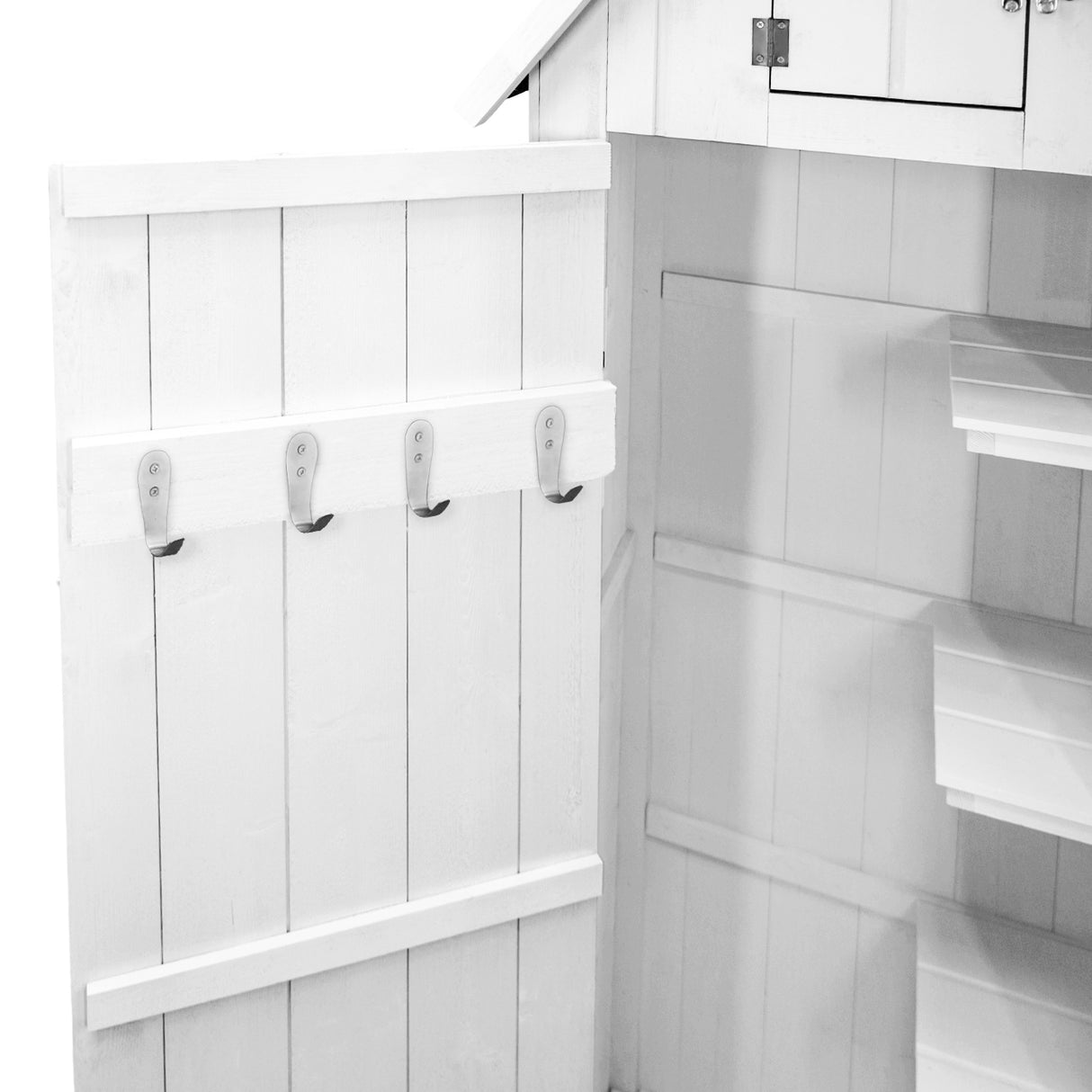 Abri de jardin en bois blanc avec des étagères intérieures et des crochets en métal pour suspendre des outils de jardinage