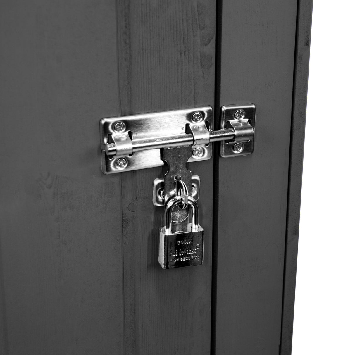 Serrure en métal brillante sur une porte en bois gris foncé, mettant en valeur la texture du bois et le design robuste de l'abri de jardin