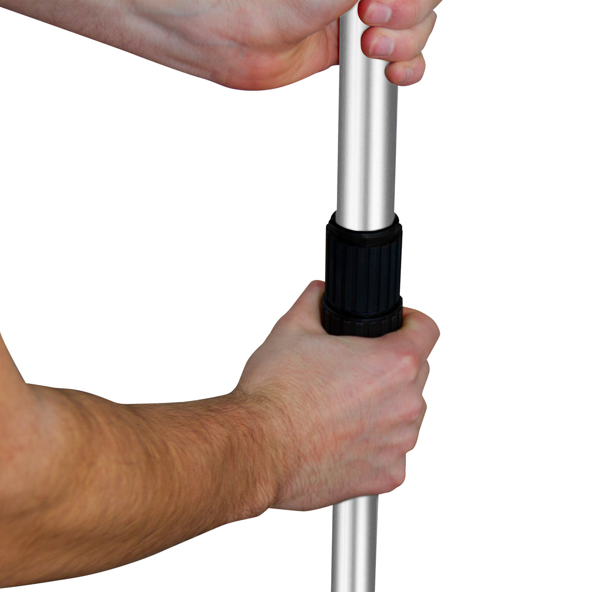 Main en train de tenir un manche en aluminium avec un grip noir, montrant la texture et la solidité de l'outil de jardinage