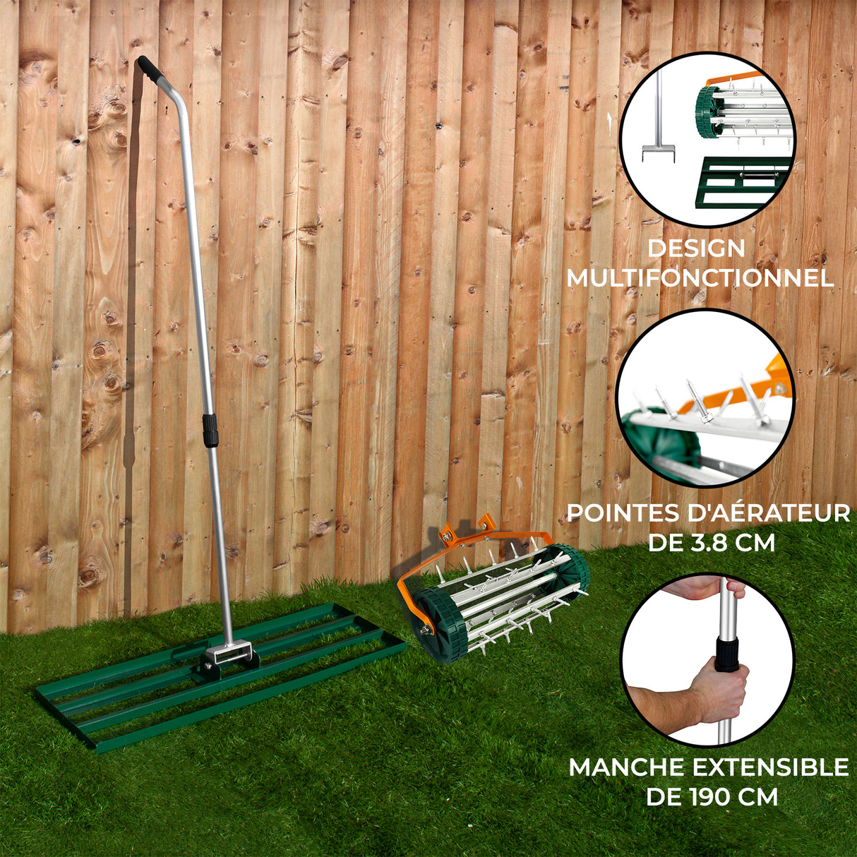 Ensemble scarificateur et niveleur de pelouse vert, avec manche extensible de 190 cm et pointes d’aérateur de 3,8 cm, sur fond de clôture en bois