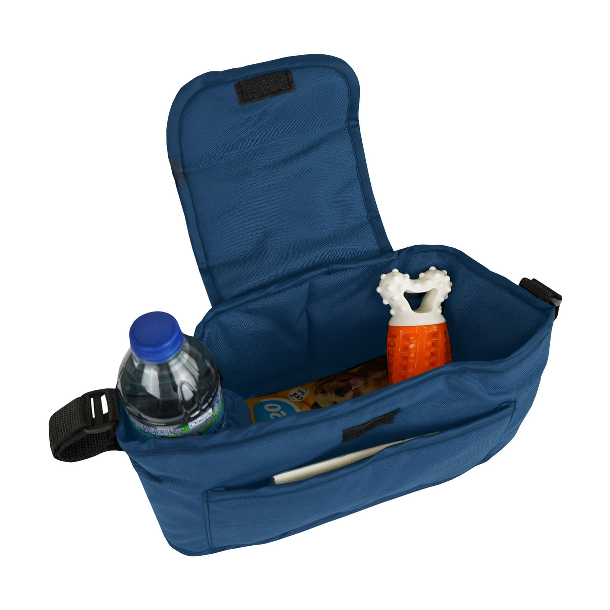 Sac caddy pour poussette d'animal en bleu marine, avec une bouteille d'eau, un jouet orange et des friandises à l'intérieur