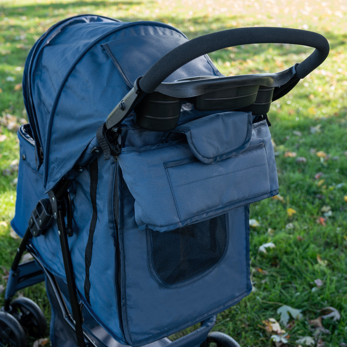 Sac caddy pour poussette d'animal en bleu marine, avec poches pratiques et tissu résistant, idéal pour transporter vos essentiels
