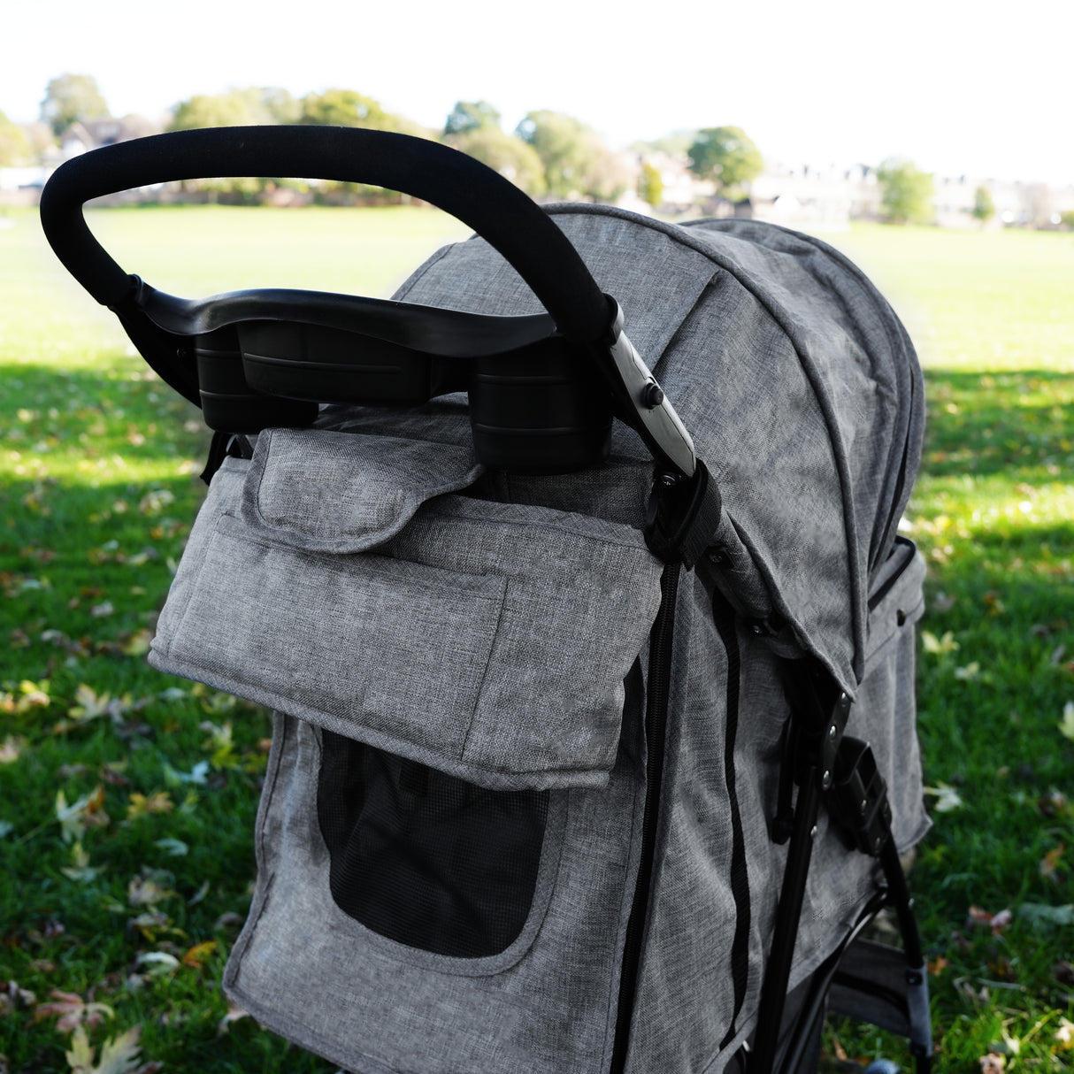 Sac caddy gris tissé pour poussette d'animal, avec poches pratiques et texture douce, idéal pour transporter les essentiels en plein air