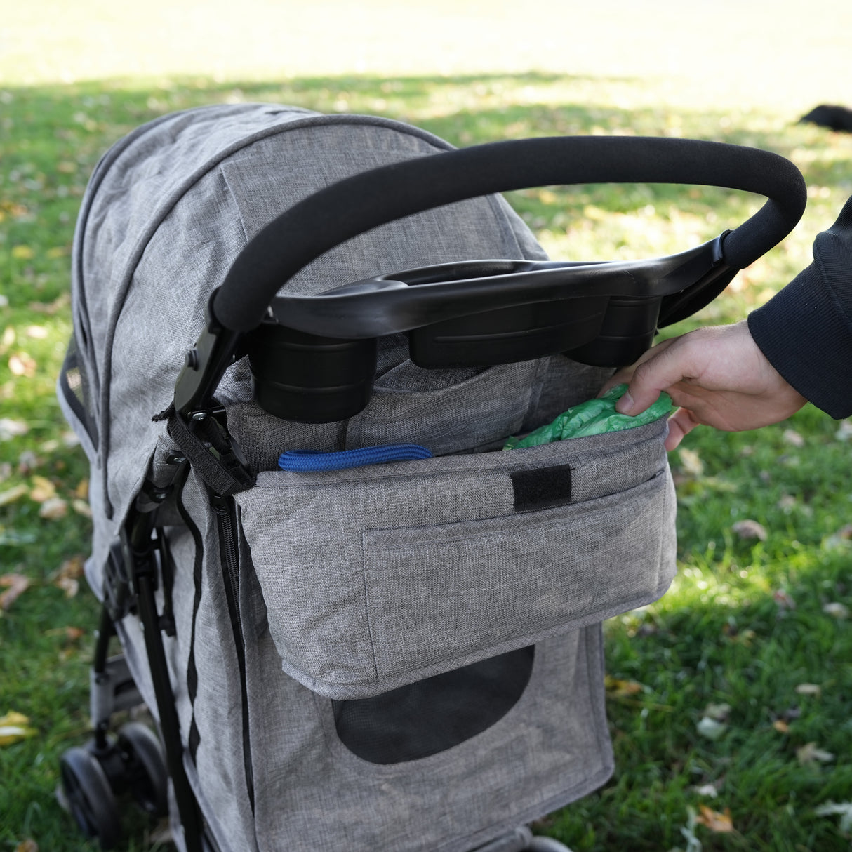 Sac caddy gris tissé pour poussette d'animal, avec poches pratiques et texture douce, idéal pour transporter accessoires et friandises