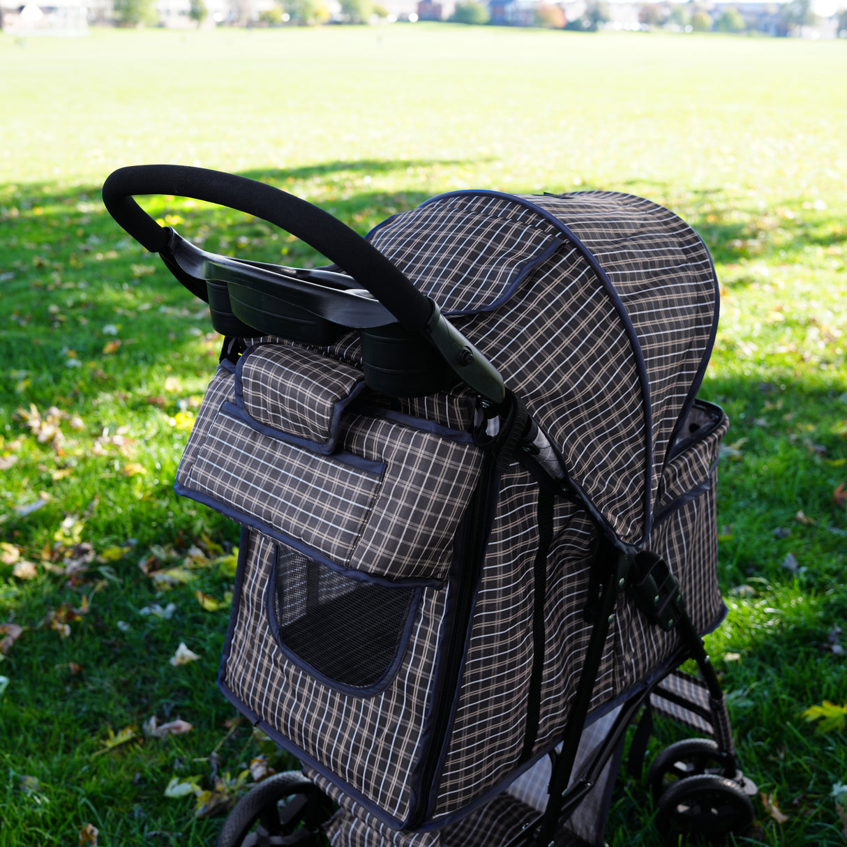 Sac caddy pour poussette d'animal en bleu tartan, avec texture douce et design pratique, idéal pour transporter vos essentiels en extérieur