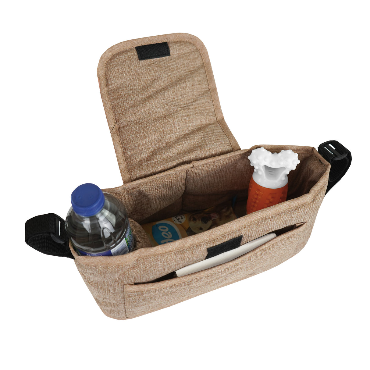 Sac caddy beige pour poussette d'animal, avec plusieurs compartiments, contenant une bouteille d'eau et des collations, texture en tissu doux
