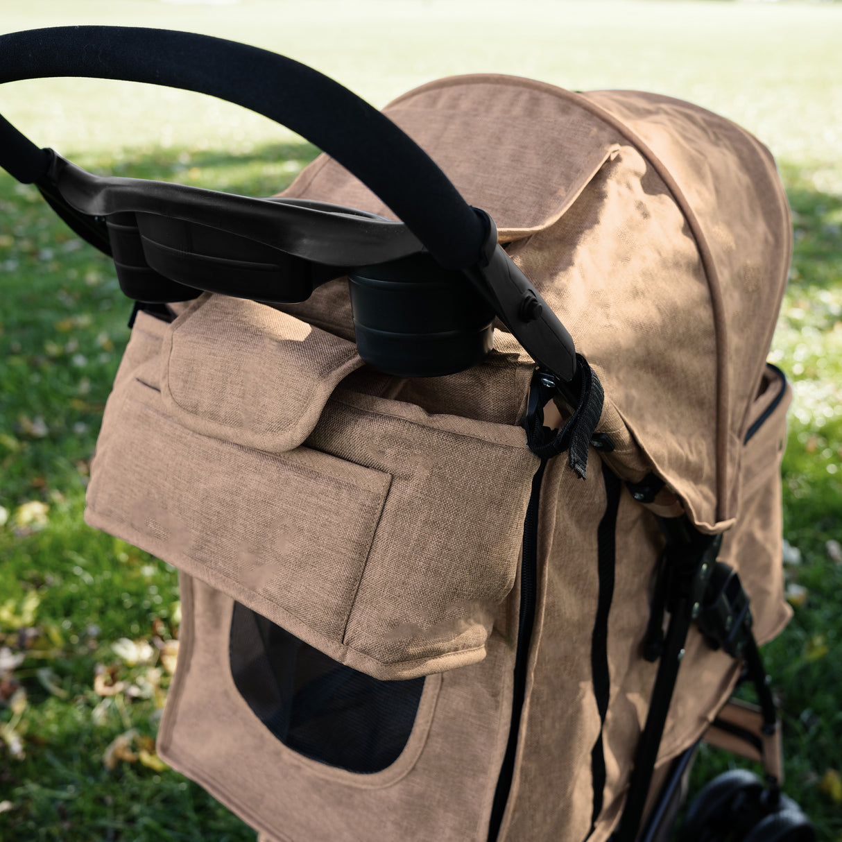 Sac caddy beige pour poussette d'animal, en tissu texturé, avec poches pratiques et fenêtre en mesh pour la ventilation