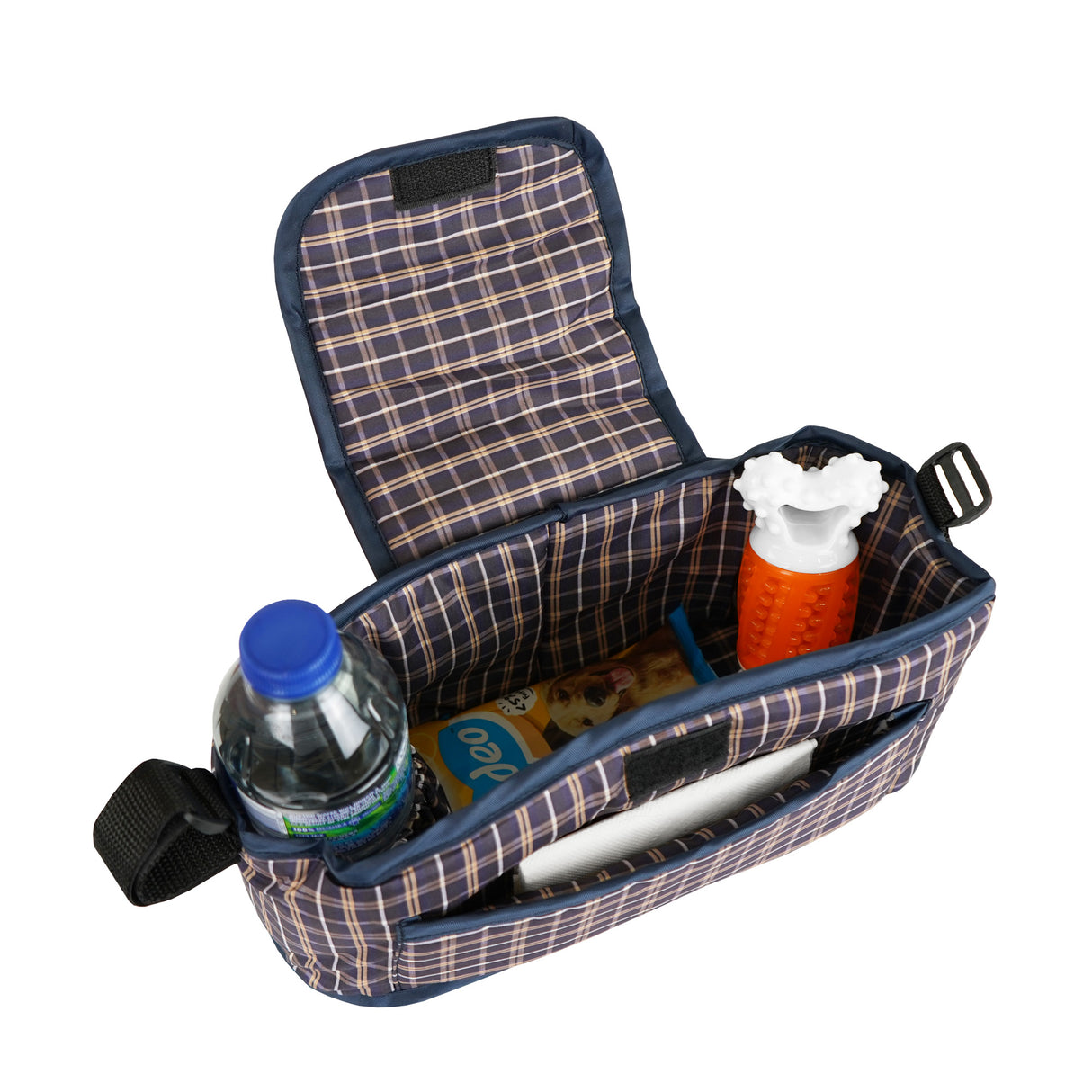 Sac caddy bleu tartan avec une bouteille d'eau, un jouet pour animal et des friandises, offrant une texture douce et pratique