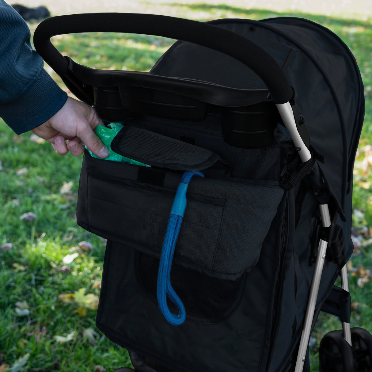 Sac caddy noir pour poussette, avec poches pratiques, texture en nylon, idéal pour ranger accessoires d'animal en promenade